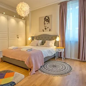 Audrey By Sofiaspot - Central, Metro To Airport Apartment